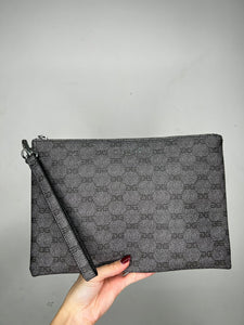 FW 24/25 - Regular Pochette In Ecopelle Saffiano Stampa Allover E Logo In Metallo Nero GAËLLE PARIS