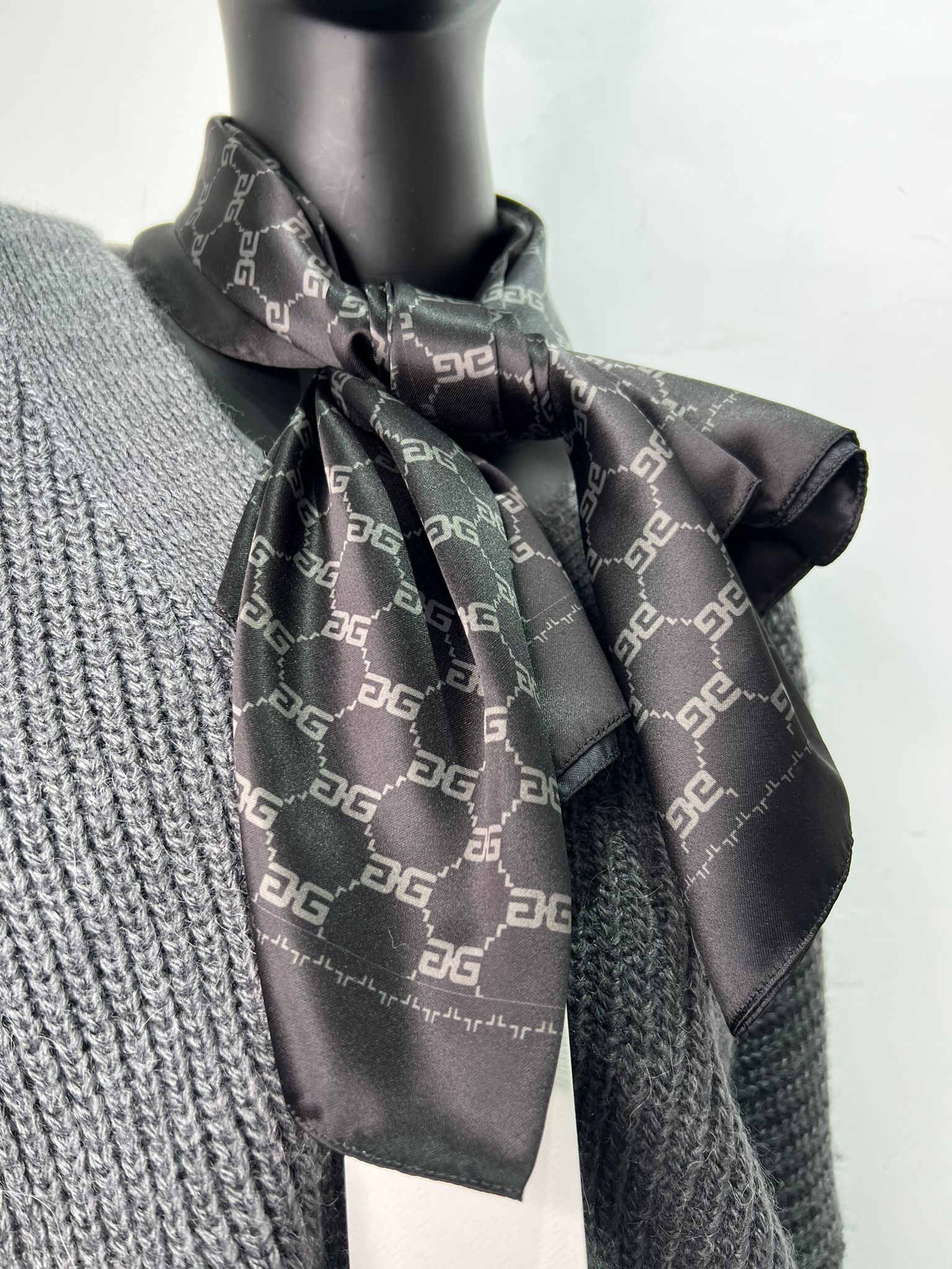 FW 24/25 - Foulard Stampa Allover - Tessuto Raso - Nero GAËLLE PARIS